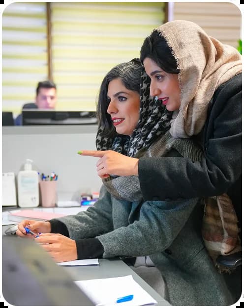 تصویر همکاران در محیط کاری